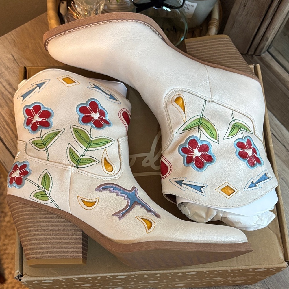 Zodiac Floral Embroidered White Ankle Boots - Picture 4 of 9